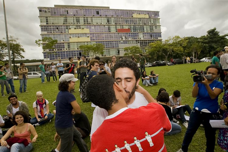 Alunos promovem beijaço contra homofobia na UFMG - 17/04/2015 - UOL  Educação