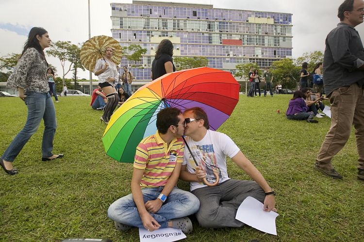 Alunos promovem beijaço contra homofobia na UFMG - 17/04/2015 - UOL  Educação