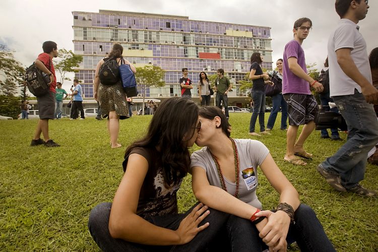 Notícias da UFMG - Estudantes da UFMG organizam 'beijaço' contra a homofobia