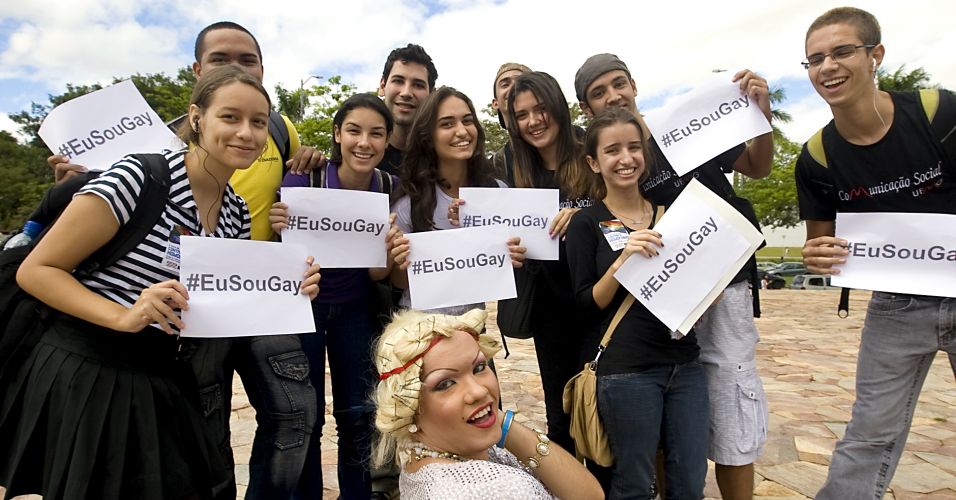 Notícias da UFMG - Estudantes da UFMG organizam 'beijaço' contra a homofobia