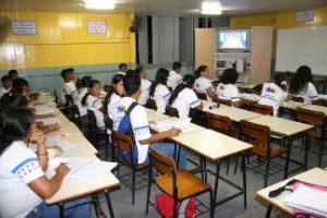 Alunos assistem a aulas a distância para o ensino médio no Amazonas