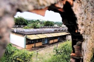 Buraco permite a entrada de qualquer pessoa na escola Machado de Assis, em Santo Antônio do Descoberto (56 km de Brasília)