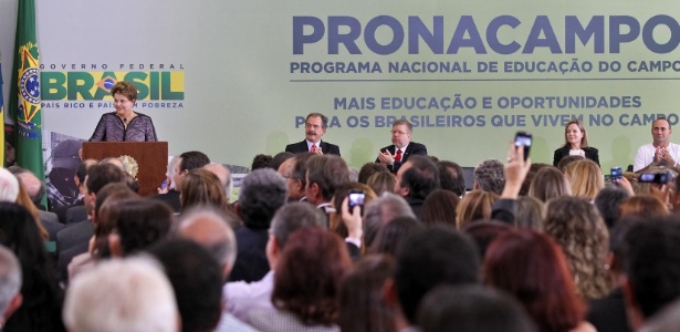 A presidente Dilma Rousseff e o ministro Aloizio Mercadante durante o lançamento do Pronacampo