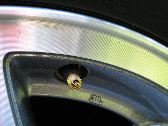 Como calibrar os pneus do carro?