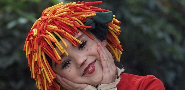 A atriz Isabelle Drummond, 7, no papel de Emília no programa "Sítio do Picapau Amarelo", da Globo, durante as gravações em Guaratiba, no Rio de Janeiro, em 2001