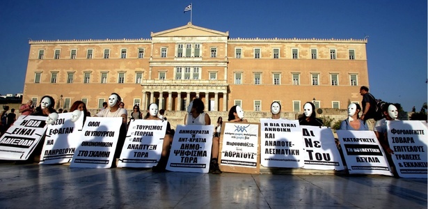 Gregos mascarados protestam contra as medidas do governo para amenizar a crise enonômica - Katerina Mavrona/EFE - 17.mai.2010