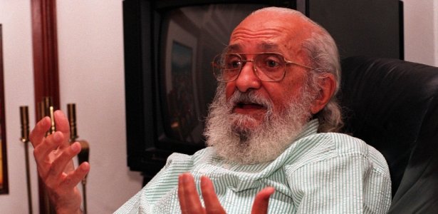O pedagogo Paulo Freire, em sua casa, em São Paulo, em foto de 1994 - Bel Pedrosa/Folhapress