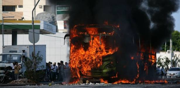 Estudantes depredaram e incendiaram ônibus na zona leste de Teresina na quinta-feira (1) - Maurício Pokémon/Meio Norte