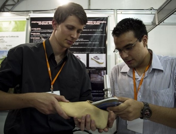 Eduardo Trierweiler Boff e Lucas Strasburg Ferreira criaram uma prótese ortopédica com material reciclável - Leandro Moraes/UOL