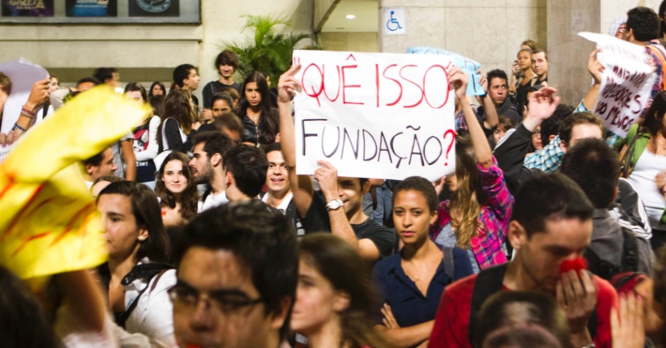 Cerca de 40 alunos da Faculdade Cásper Líbero protestaram nesta sexta-feira (16) na escadaria em frente à faculdade, na avenida Paulista, contra a demissão do professor Edson Flosi, considerada "arbitrária". Eles também apoiam o a saída do professor Caio Tulio Costa, que solicitou dispensa em solidariedade