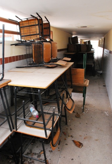 Cadeiras e mesas se amontoam por entre corredores da escola na Jatiúca durante reforma; obra na Rosalvo Lôbo é uma das mais atrasadas