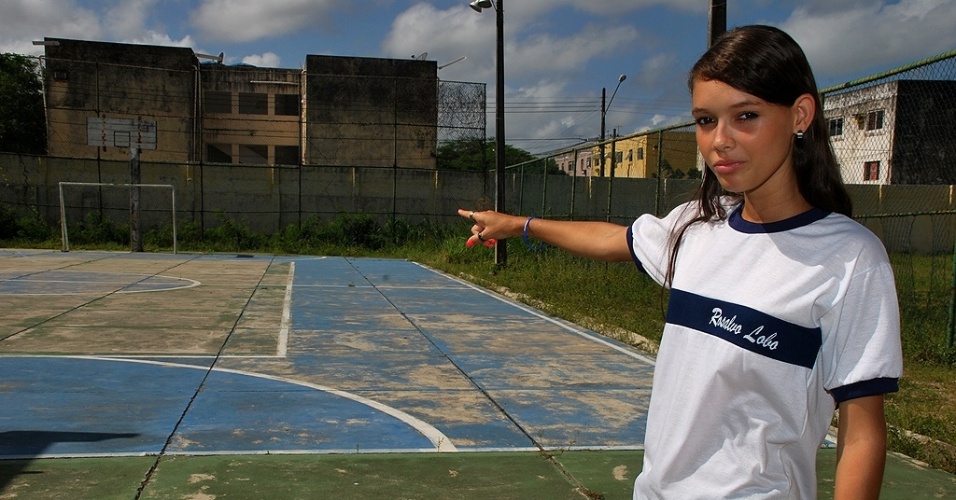 Laryane Santos, 16 anos, 1º ano, mostra onde costumava se encontrar com amigos e não acredita que estas obras na escola Rosalvo Lôbo estejam próximas da conclusão: "Não vejo nada andando, está tudo parado"
