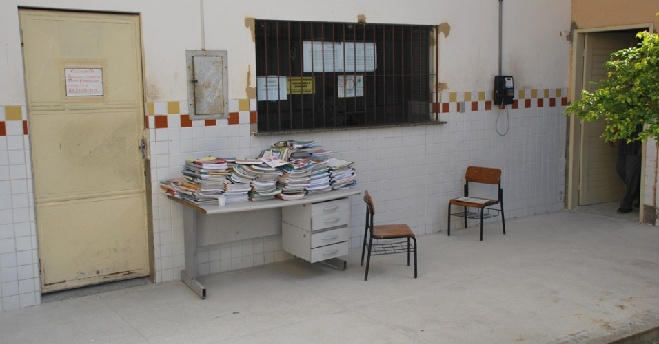 Livros amontoados no corredor, em meio à poeira e falta de manurtenção, contribuem para o deterioramento da Escola Mota Trigueiros