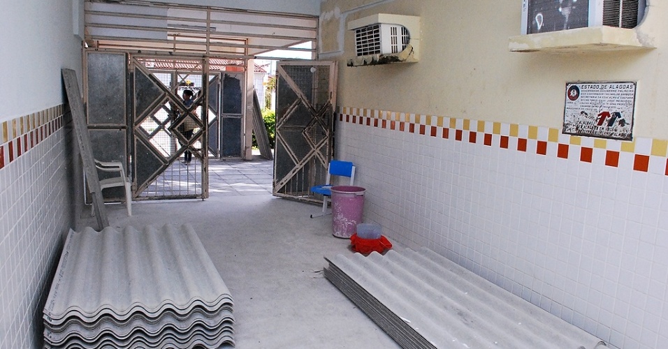 Materiais de construção se acumulam em corredores da Escola Estadual Mota Trigueiros, em Maceió