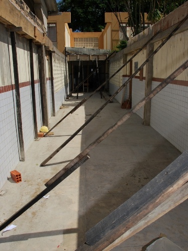 Na escola estadual Rosalvo Lôbo, corredor que leva o pátio às salas de aulas passa por reforma. Funcionários terceirizados trabalham no local