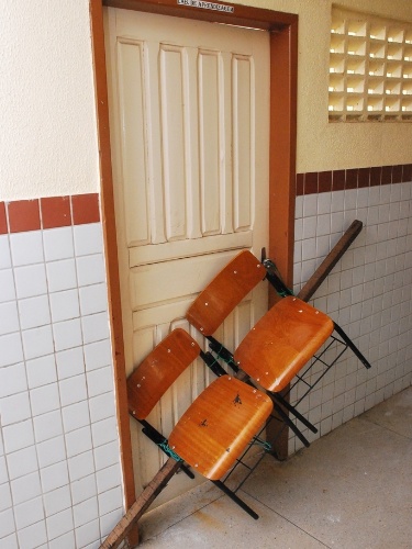 Na escola estadual Rosalvo Lôbo, localizada no bairro de Jatiúca, cadeiras são utilizadas para bloquear a passagem de alunos ao Laboratório de Aprendizagem
