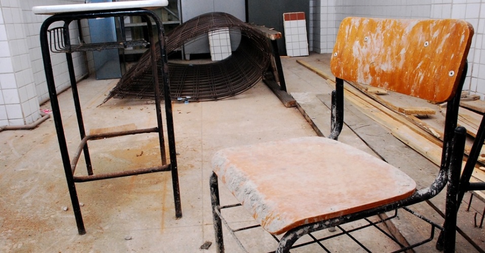 O que restou da sala de aula, durante a reforma, foi uma cadeira e uma mesa, na escola Rosalvo Lôbo. Materiais didáticos dão lugar a equipamentos e materiais de construção