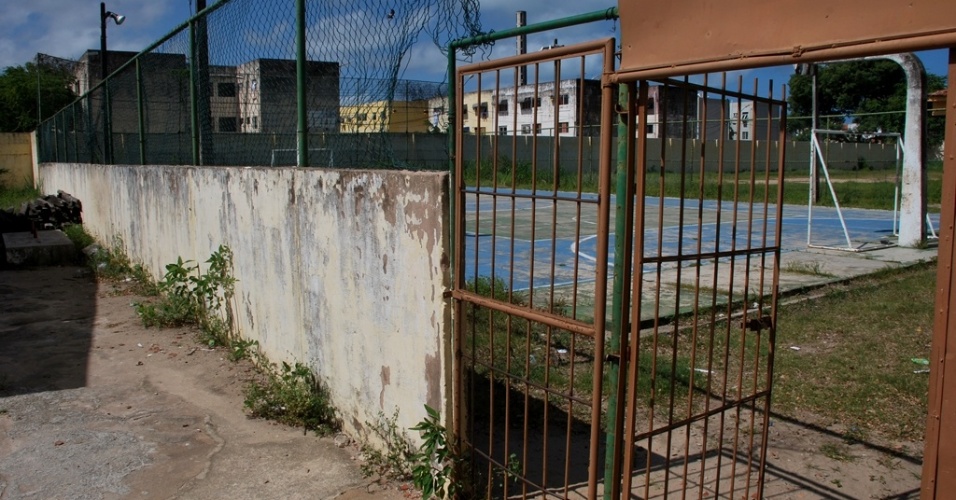Quadra poli-esportiva esquecida na escola estadual Rosalvo Lôbo. O local que antes servia para os jovens se encontrarem, hoje, está deixando de existir