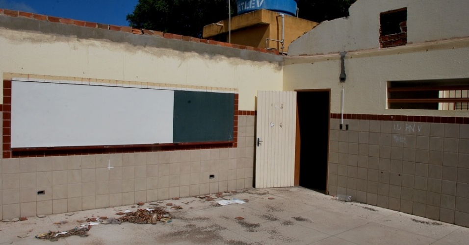 Salas de aula na Escola Estadual Rosalvo Lôbo, em Maceió, não têm sequer teto. Atraso em obras comprometem início de período letivo em Alagoas