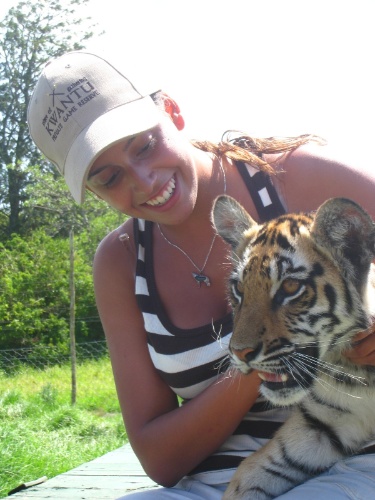 Rafaella Lobo com filhote de tigre em safári