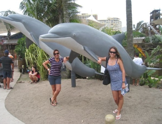 Rafaella Lobo no parque temático uShakaMarineWorld, na cidade de Durban, na costa do Oceano Índico