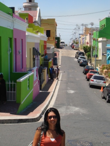 Regina Junko em Bo-Kaap, o bairro mulçumano da Cidade do Cabo, caracterizado por suas casinhas coloridas
